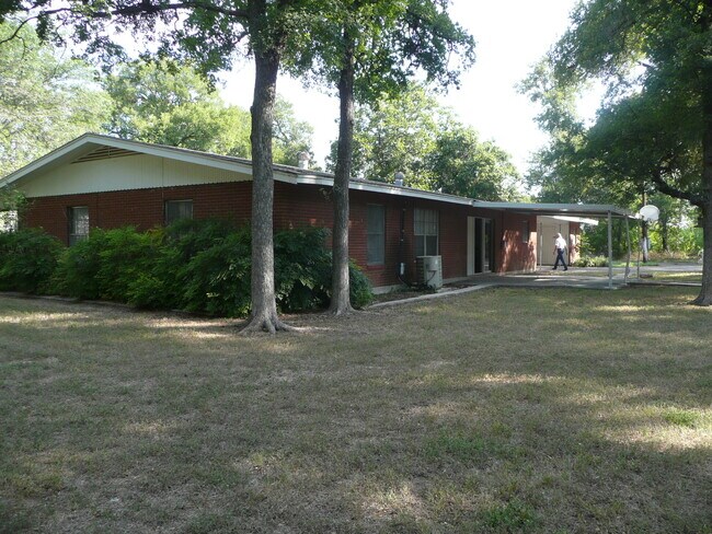 Foto del edificio - 2112 I 35 N Frontage Rd