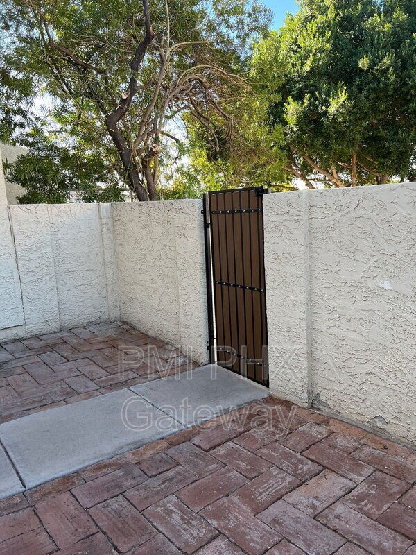 Foto del edificio - 9808 N 5th St