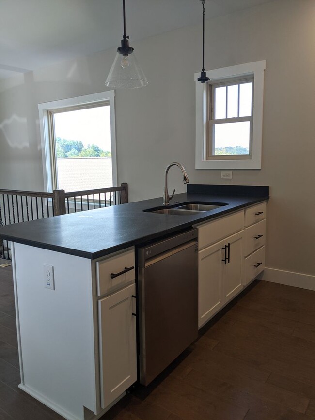 Building Photo - Weaverville Rental!