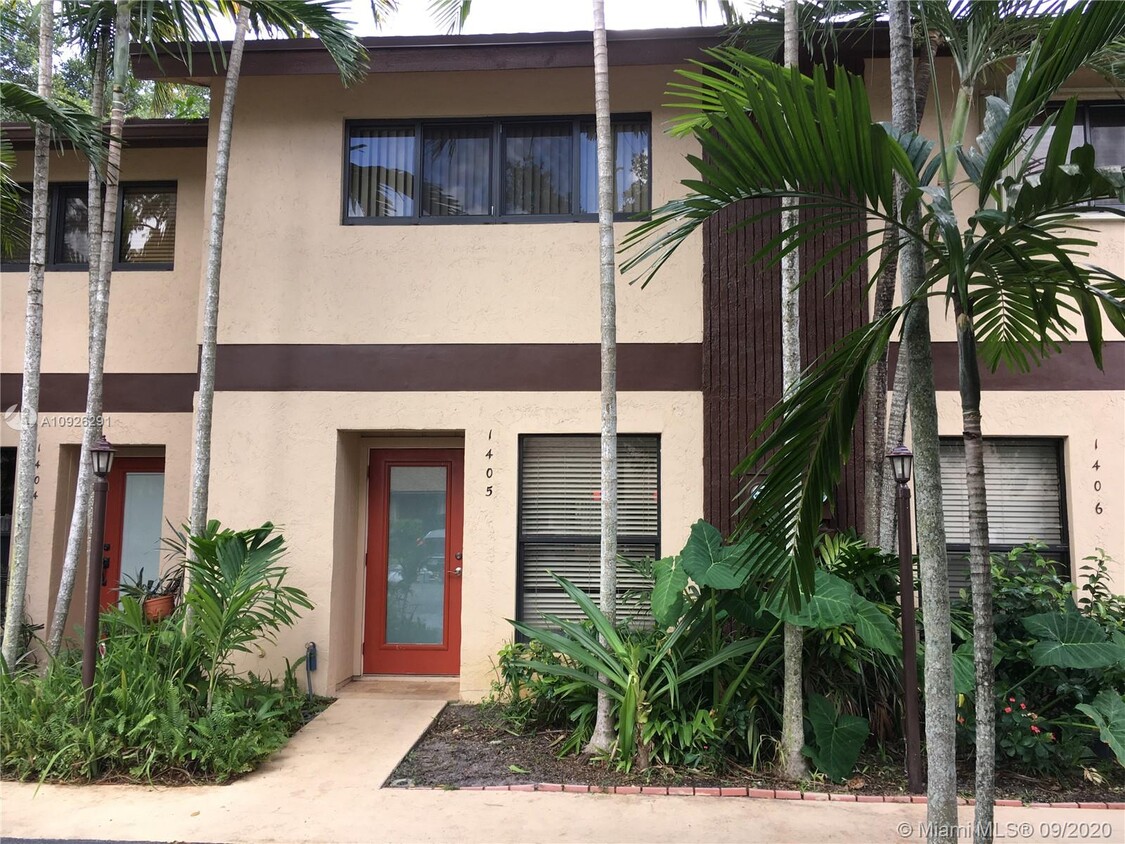 Primary Photo - 3084 S Oakland Forest Dr