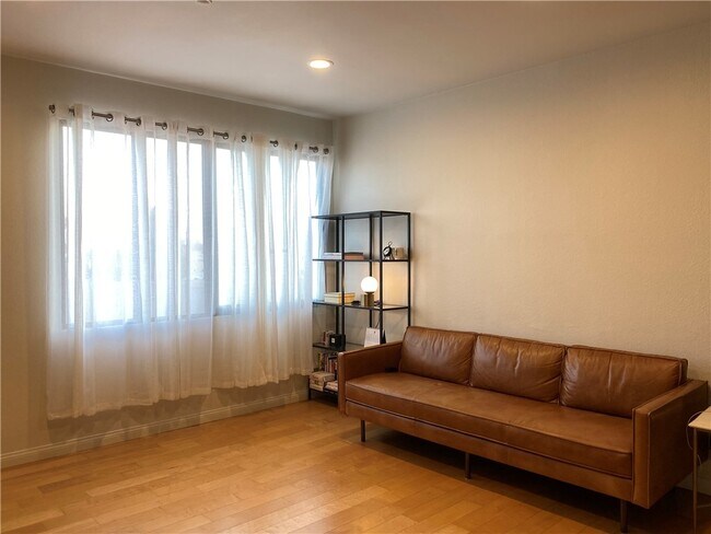 Building Photo - 533 S St Andrews Pl