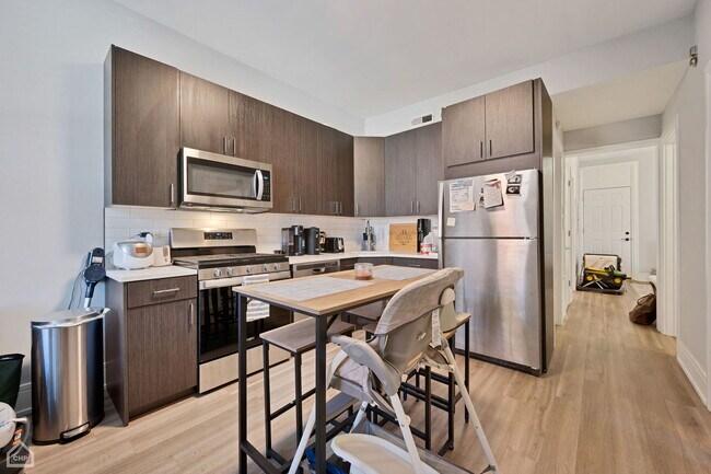 Foto del edificio - 846 N Hoyne Ave