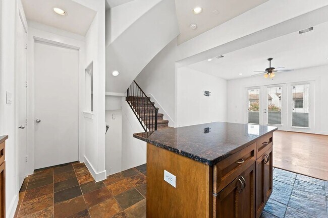 Foto del edificio - Stylish 3BR Townhome in Houston