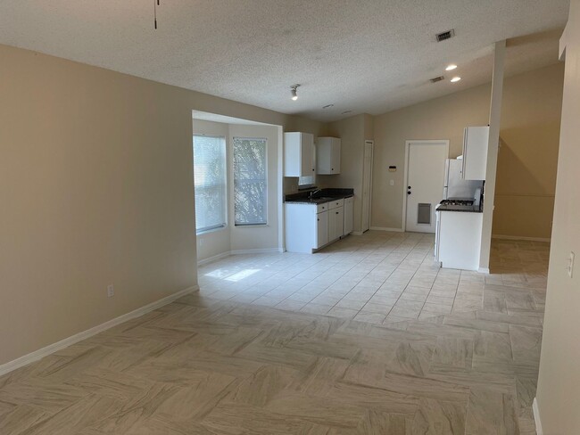 Building Photo - 3 Bedroom/2 Bathroom Single Family Home