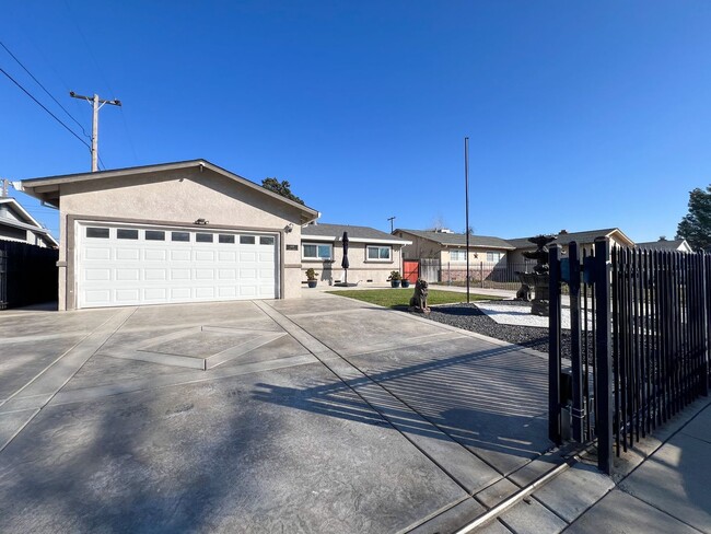 Building Photo - Newly Renovated 4 Bed, 2 Bath Home