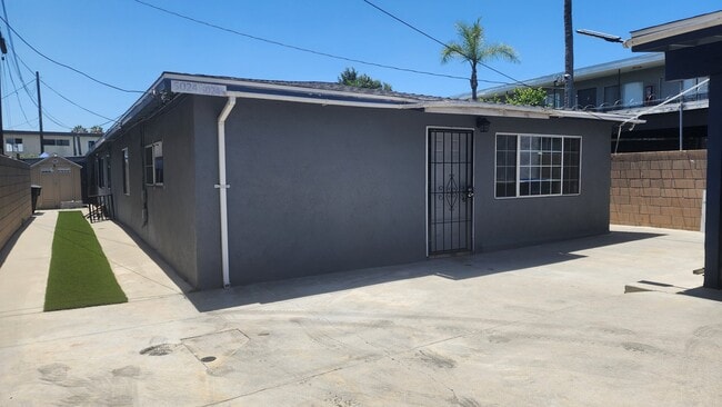 Building Photo - 5024 Santa Ana St