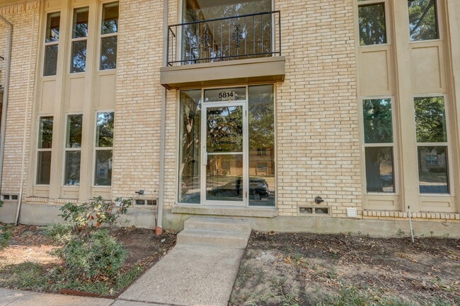 Building Photo - 5814 Sandhurst Ln