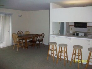 Building Photo - 220 Elm St