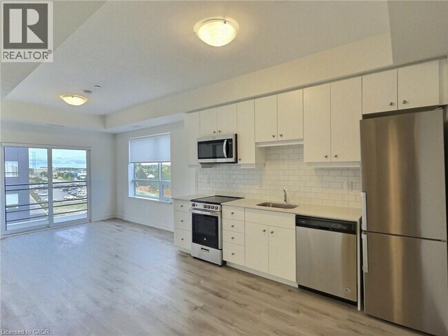 Photo du bâtiment - 243 Northfield Dr E