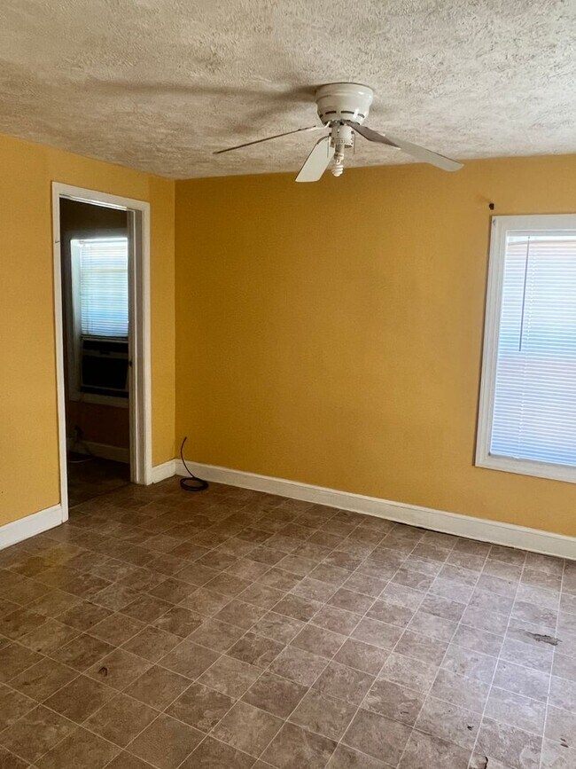 Foto del edificio - Three bedroom one bath house