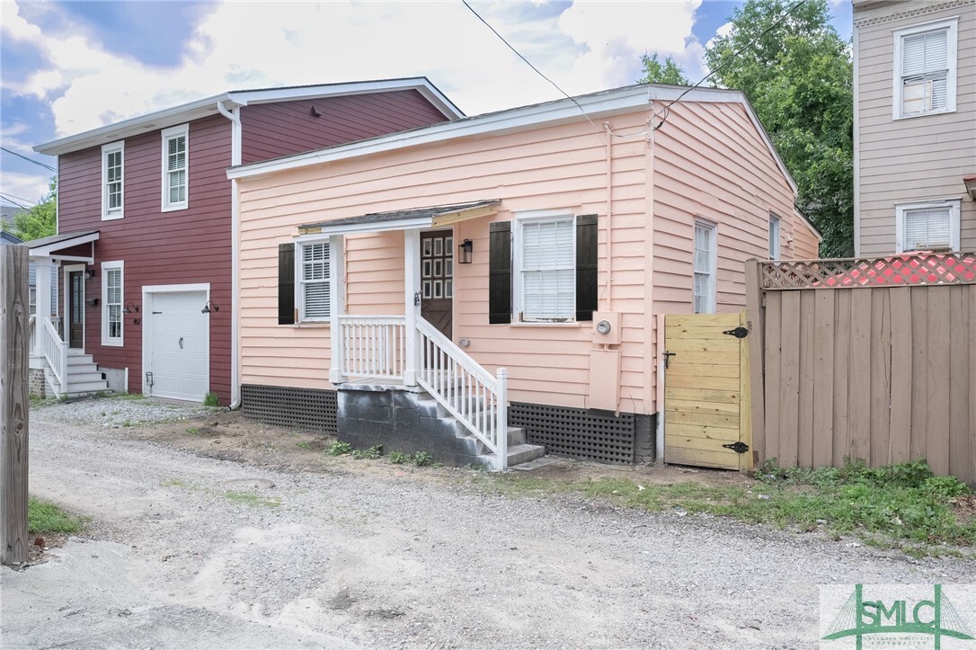 Primary Photo - 405 E Anderson Ln