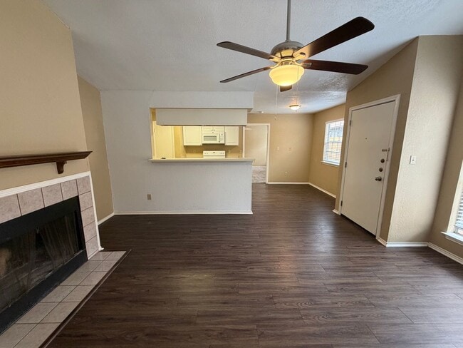 Foto del edificio - Welcome home to this charming 2-bedroom, 2-bathroom duplex located in Woodstone Subdivision - loc...