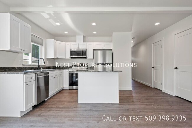 Building Photo - 3 Bed, 2 Bath Duplex! Includes W/S/G