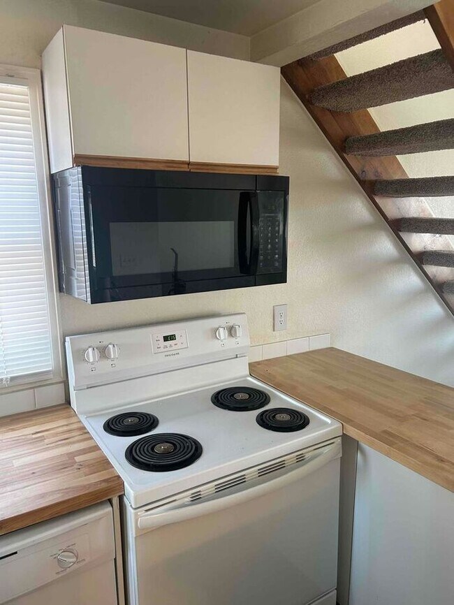 Building Photo - Stunning 2-Bedroom Condo with Flatiron Vie...