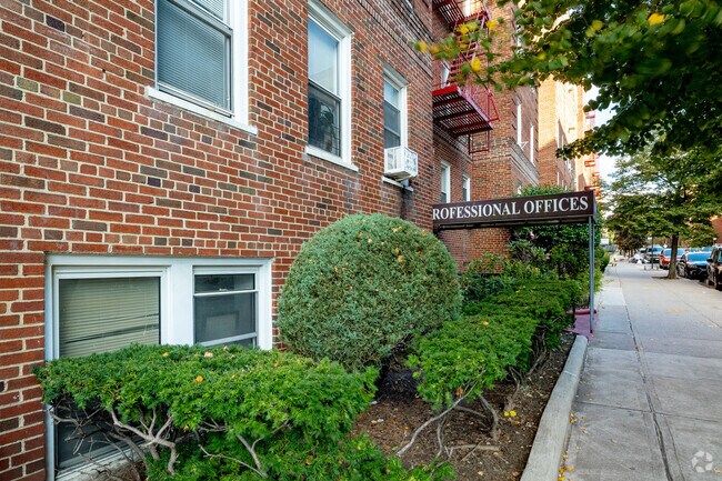 Building Photo - Saunders Court