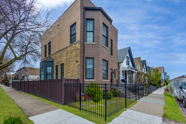 Foto del edificio - 3033 W Diversey Ave