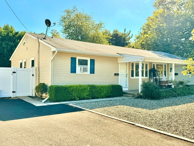 Building Photo - 1142 Roe Avenue