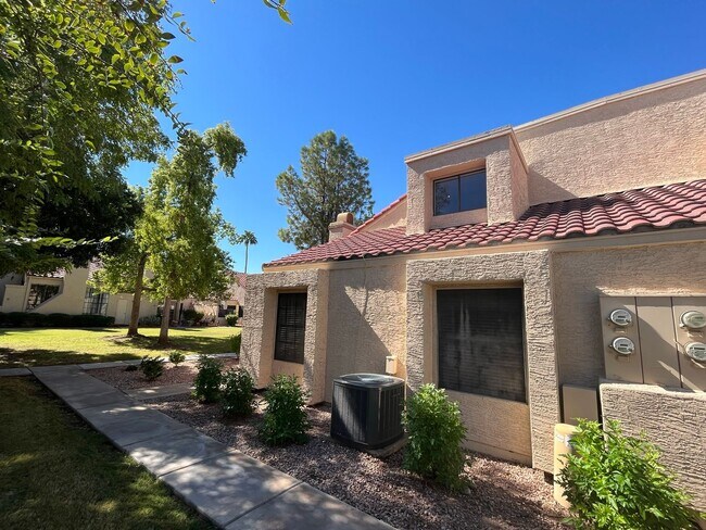 Foto del edificio - 3 Bedroom Townhome in the Dartmouth Trace Community Near N Dobson Rd and W University Dr!