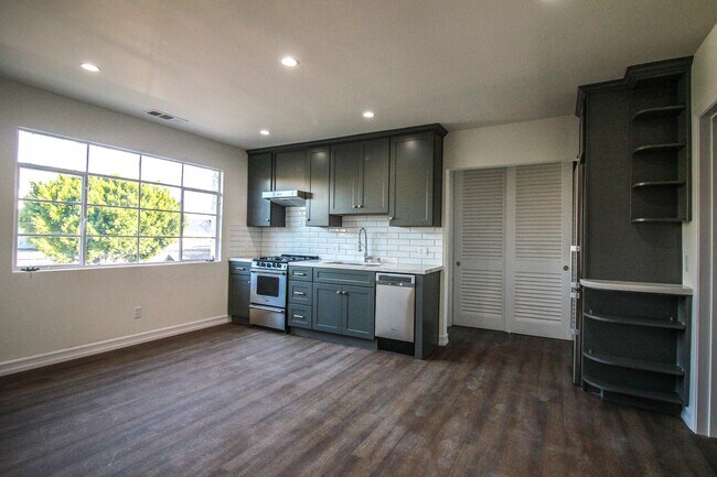 Foto del edificio - 135 South La Brea Avenue, Unit 6