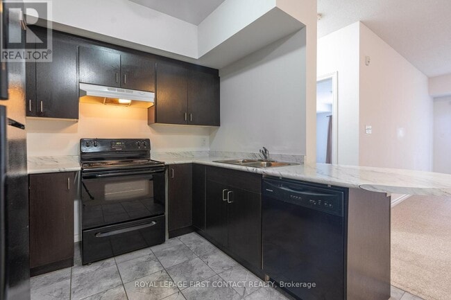 Building Photo - 720 Yonge St