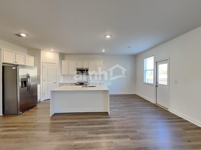 Building Photo - 56 Pointe Dr