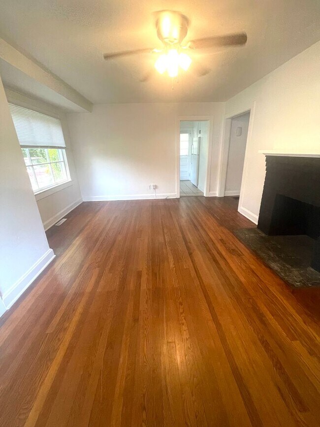 Foto del edificio - Cute 2 Bedroom, 1 Bathroom Home Minutes fr...
