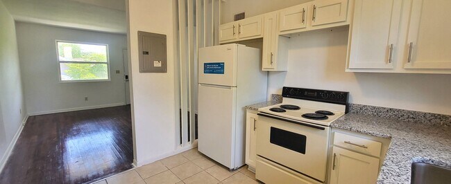 Foto del edificio - 2BR / 1 BA Riverside Upstairs Apartment w/ Off-street Parking
