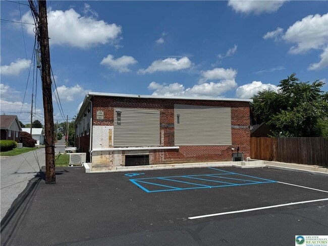 Building Photo - 330 Linden Ave