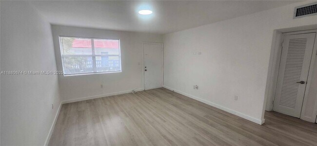 Foto del edificio - 111 NW 152nd St