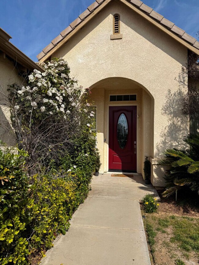 Building Photo - Stunning 4+ bedroom/3 bath, 3 Car Garage, Plus RV Parking in Clovis