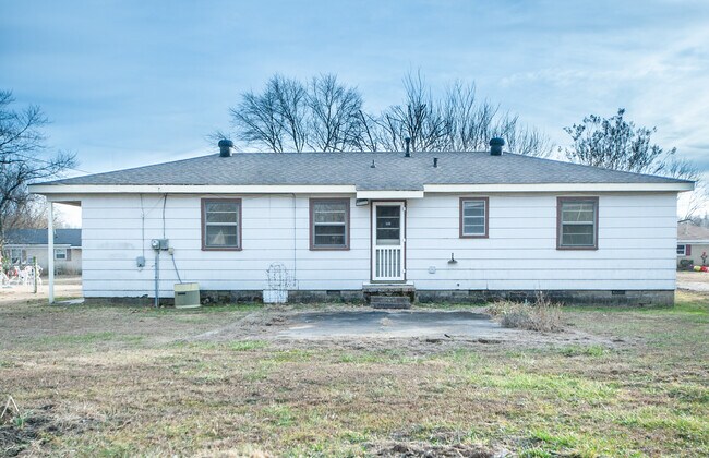 Building Photo - 2104 Sycamore Pl