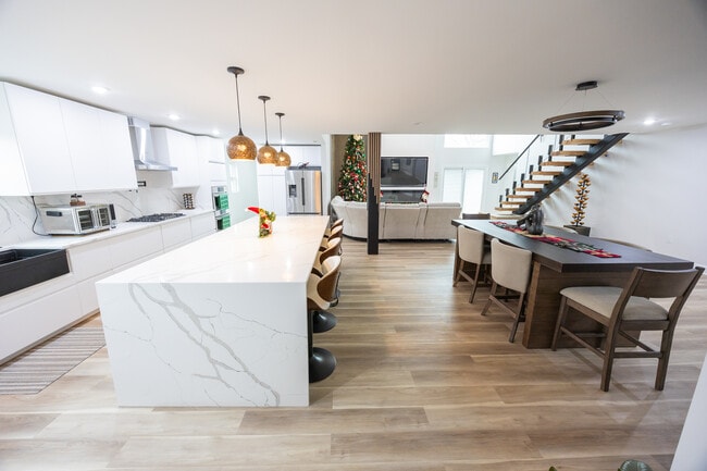 Foto del edificio - 7980 Royal Ave