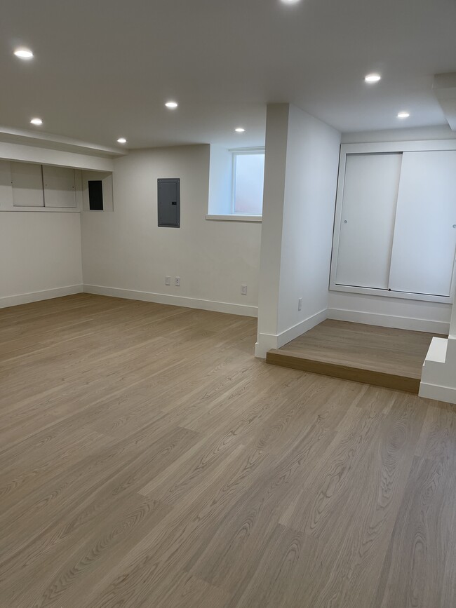 Building Photo - 633 Rocca Ave