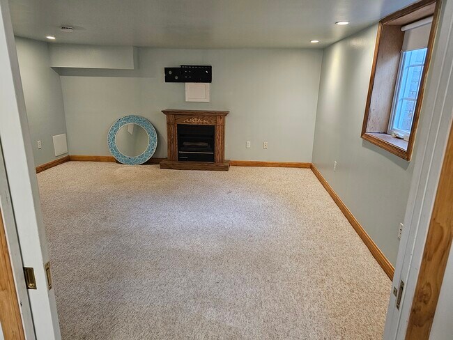 Main room / bedroom - 9701 Fairway Ave