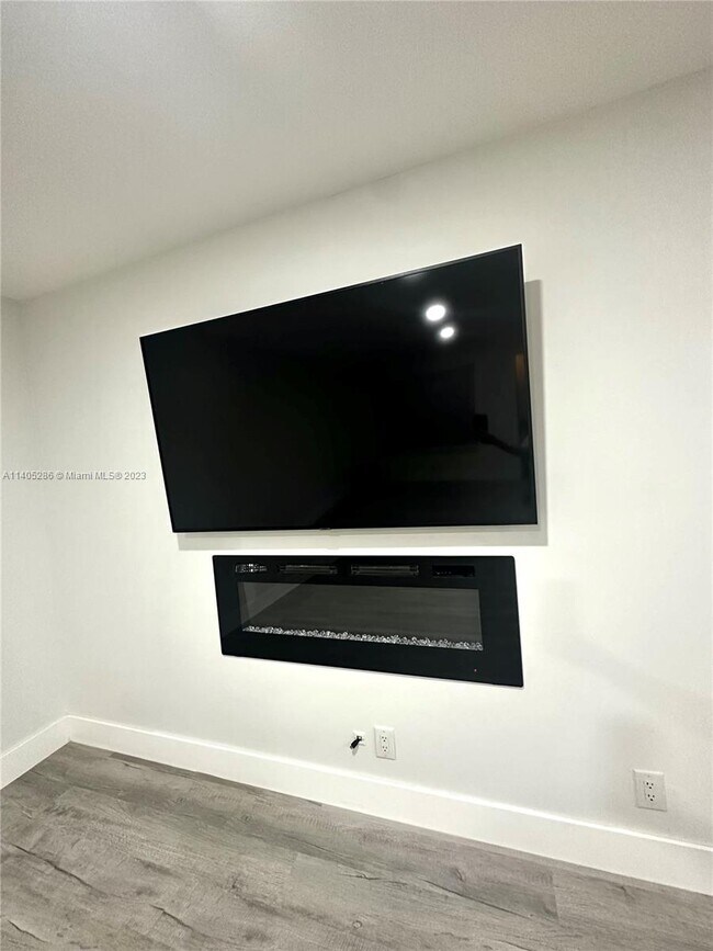 Foto del edificio - 573 N University Dr