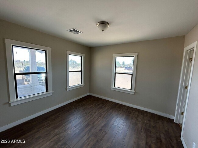 Foto del edificio - 2106 N Cougar Pl