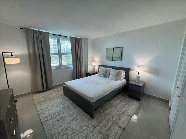 Building Photo - 1155 Brickell Bay Dr