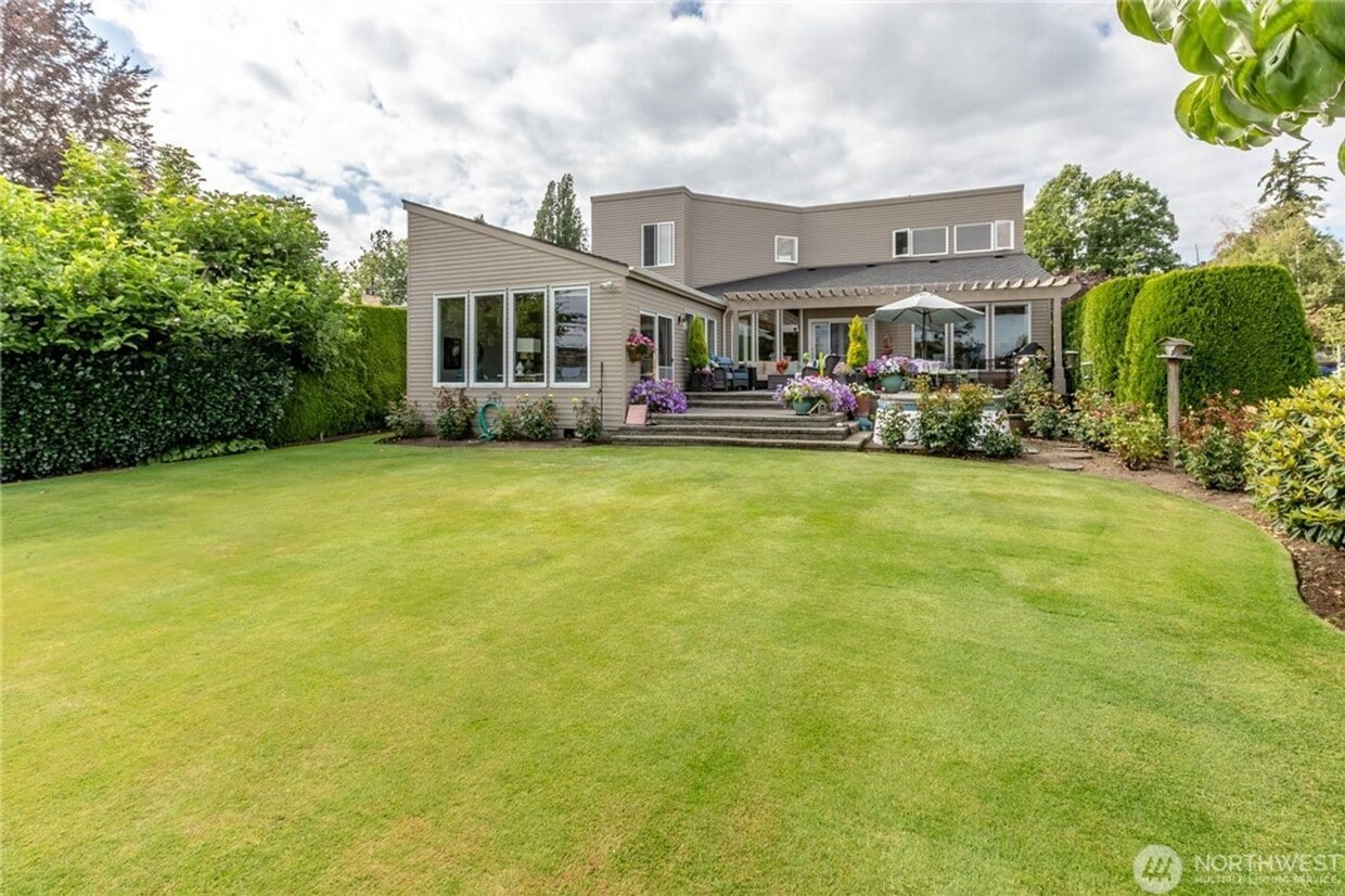 Primary Photo - Beautiful Home located in the Heart of Lynden