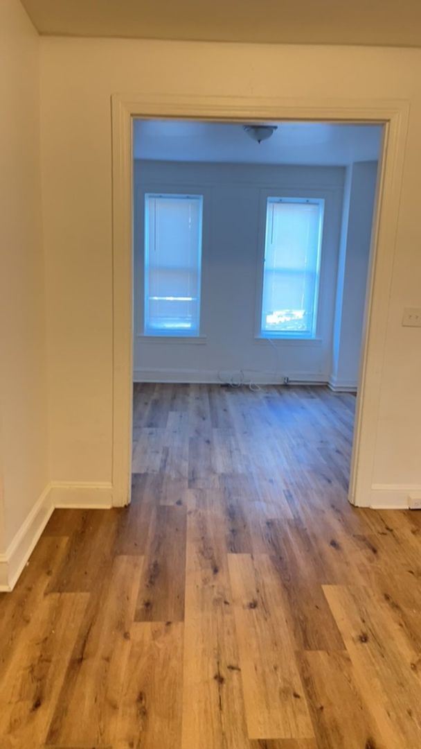 Building Photo - Spacious 5 Bedroom 1 Bath House, Parking-Y...