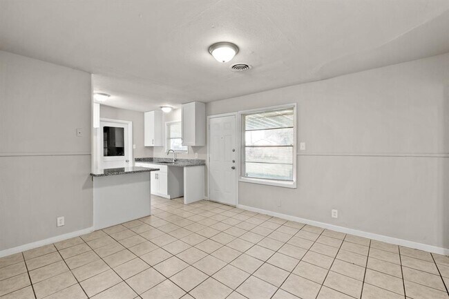 Building Photo - 745 Rutgers Ln