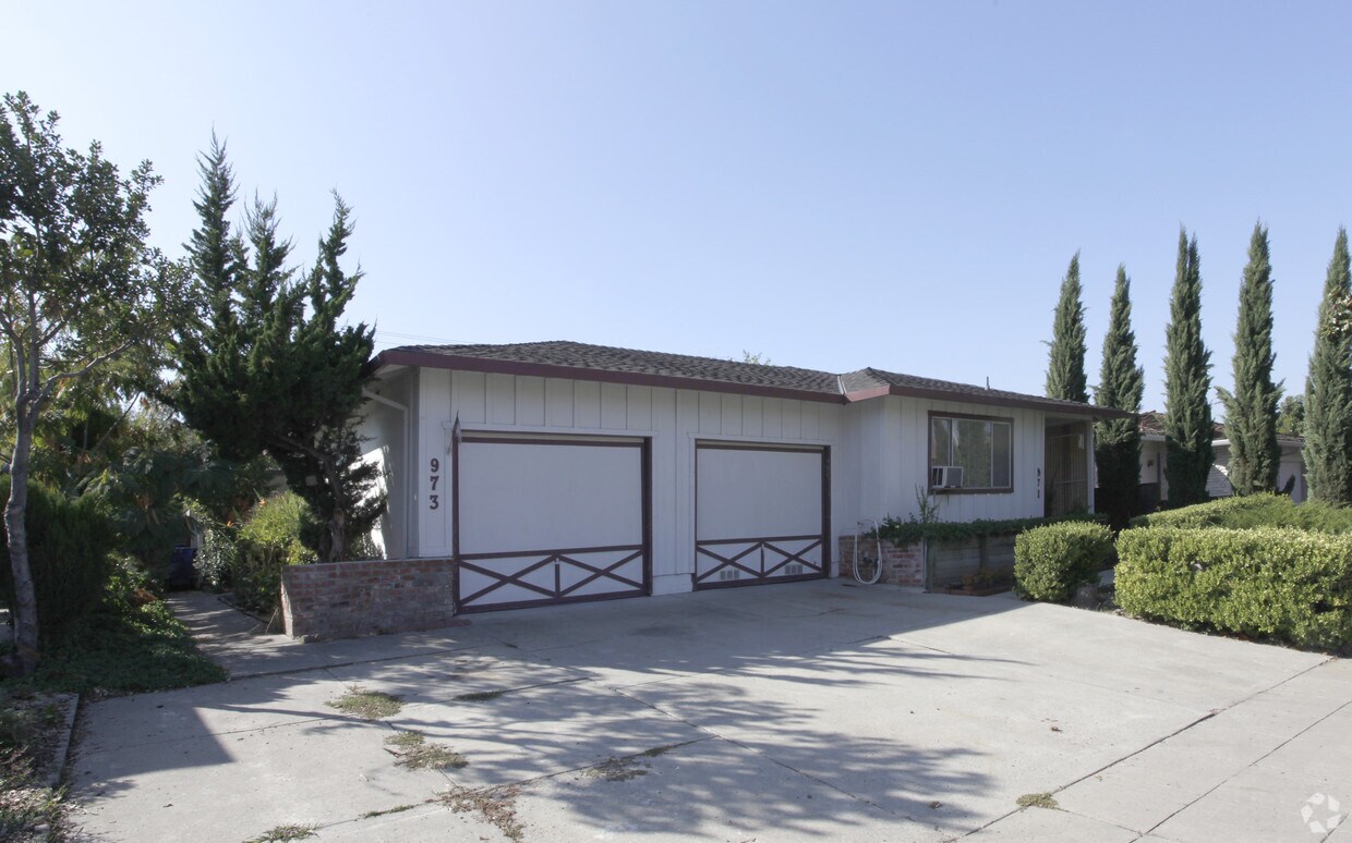 Foto principal - 971-973 S Park Victoria Dr