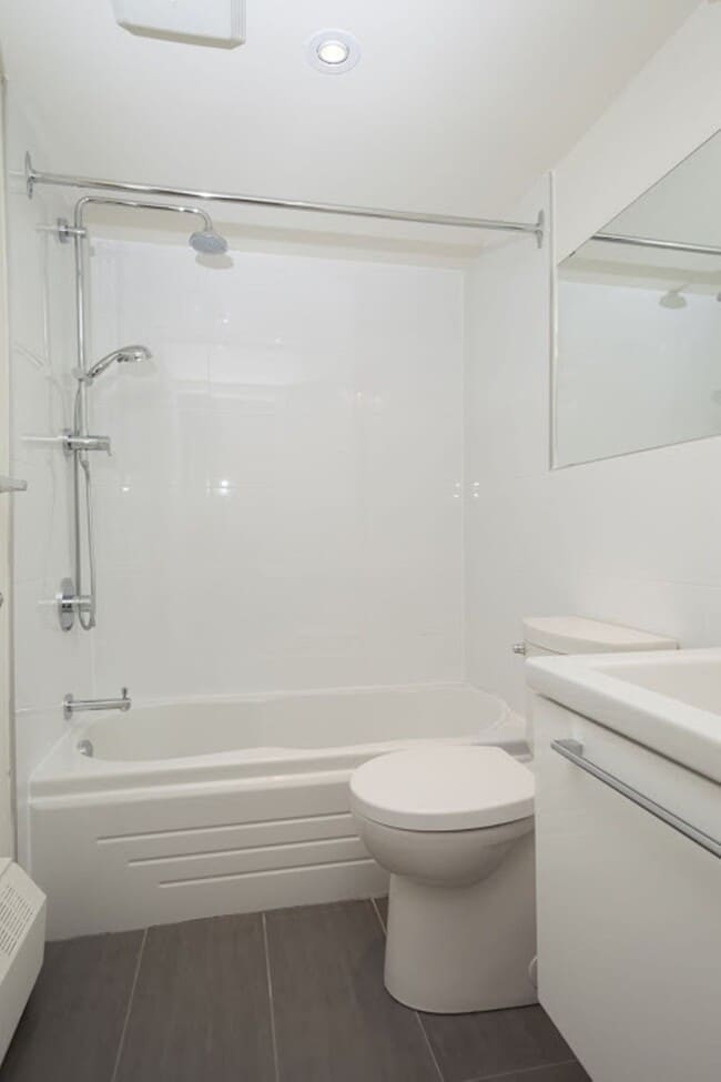 Building Photo - 4570 Chem. Queen Mary