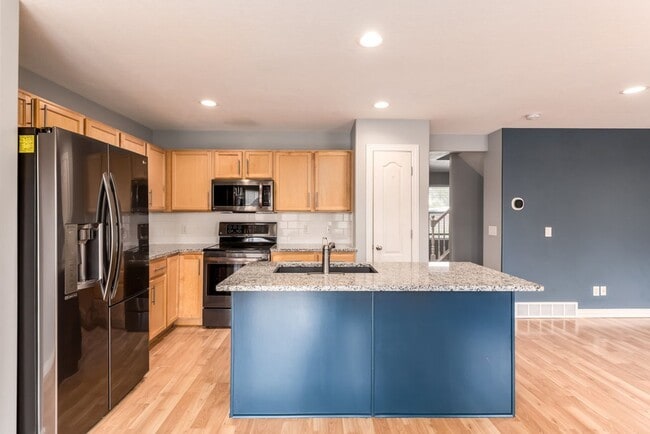 Building Photo - Gorgeous Updated West Jordan Townhome!