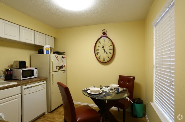 2BR-1BA Área de comedor - Hyde Park Court Apartments