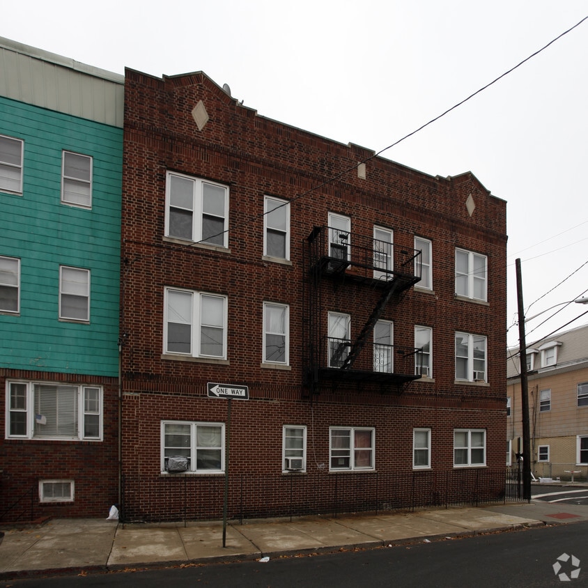 Building Photo - 42 Hutton St