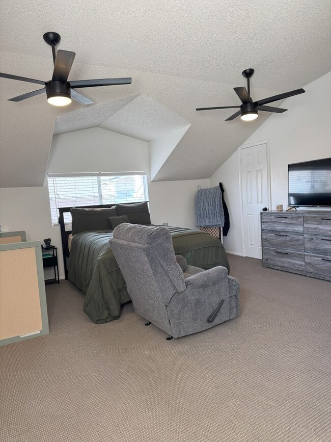 Building Photo - Charming 3-Bedroom Home with Modern Update...