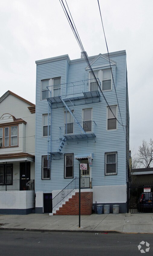 Primary Photo - 1353 Taylor Ave