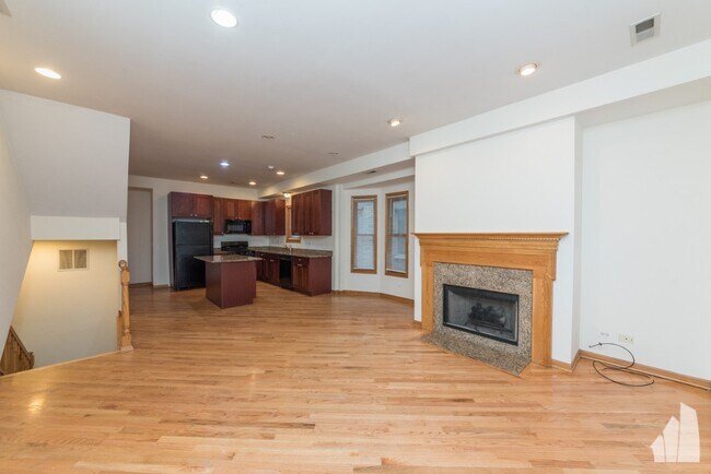 Foto del edificio - 2440 N Southport Ave