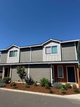 Building Photo - 535 SE Sheridan Rd Building Photo - 535 SE Sheridan Rd