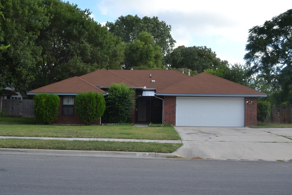 Foto principal - Available 5/3/24 Large corner lot with pri...